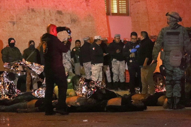 Firefighters and Mexican soldiers rescue migrants from an immigration station in Ciudad Juarez, Chihuahua state on March 27, 2023, where at least 39 people were killed and dozens injured after a fire at the immigration station. (Photo by HERIKA MARTINEZ / AFP) (Photo by HERIKA MARTINEZ/AFP via Getty Images)