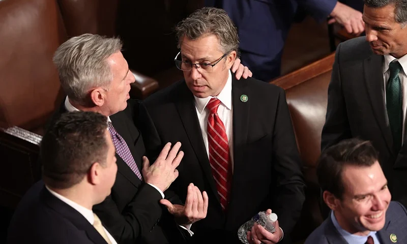 WASHINGTON, DC - JANUARY 04: House Republican leader Kevin McCarthy (R-CA) (L) talks with Rep.-elect Andy Ogles (R-TN) in the House Chamber following a day of votes for the new Speaker of the House at the U.S. Capitol on January 04, 2023 in Washington, DC. The House of Representatives will continue to try and elect the next Speaker after House after McCarthy failed to earn more than 218 votes on six ballots over two days, the first time in 100 years that the Speaker was not elected on the first ballot. (Photo by Kevin Dietsch/Getty Images)