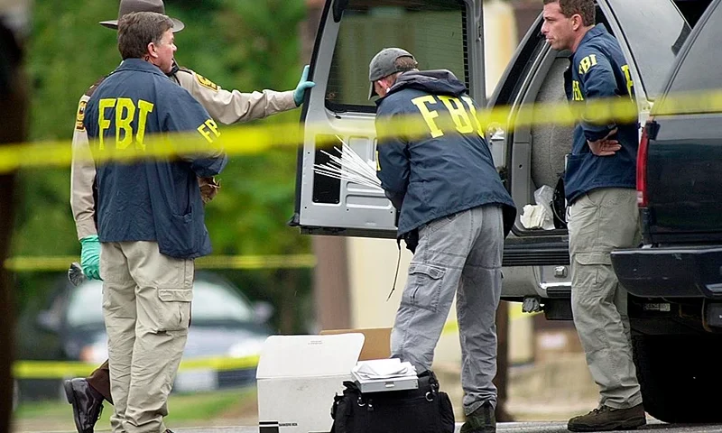 FBI agents load supplies into a truck 20 October 2002 in front of the Ponderosa Steak House where a 37 year old man was shot late 19 October in Ashland, Va. The shooting, was not fatal and has not been linked to the sniper shootings in the Washington, DC area. AFP PHOTO/Shawn THEW (Photo credit should read SHAWN THEW/AFP via Getty Images)