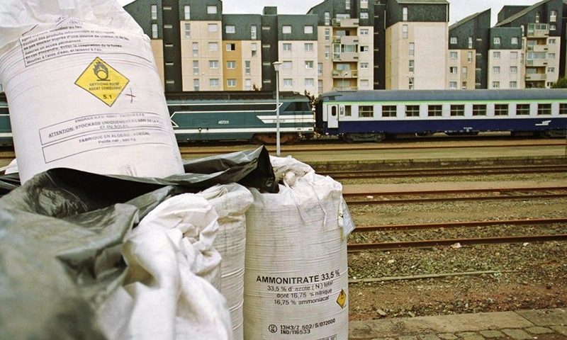 photo prise le 01 octobre 2001 d'un hangar ouvert de la SNCF situé à environ 200 mètres de la gare de Saint-Malo, où sont entreposés 1200 tonnes d'engrais chimiques, composés de 33 % de nitrate d'ammonium, par la société malouine et granvillaise (SMG, groupe Bolloré). Après des tests effectués ce jour sur la "détonabilité" de ces engrais, le préfet d'Ille-et-Vilaine, Claude Guéant, a pris en urgence un arrêté obligeant la SMG à déplacer 2400 sacs de 500 grammes chacun vers un site plus sûr. (Photo by Grégoire MAISONNEUVE / AFP) (Photo by GREGOIRE MAISONNEUVE/AFP via Getty Images)