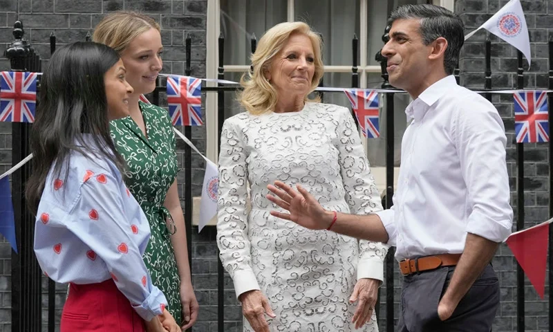 Britain's Prime Minister Rishi Sunak speaks with US First Lady Jill Biden, (C) Finnegan Biden, granddaughter of U.S. President Joe Biden (2nd L) and his wife Akshata Murty (L) as they attend the Big Lunch party at Downing Street on May 7, 2023 in London, England. Dignitaries and guests will include the First Lady of the United States of America, Dr. Jill Biden. (Photo by Frank Augstein - WPA Pool/Getty Images)