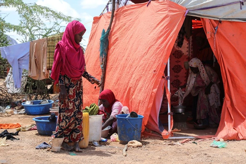 A displaced family stays at a makeshift hut after flooding outside of Beledweyne, central Somalia, on May 13, 2023. Around 200,000 people have been displaced due to flash flooding in central Somalia, a regional official told AFP, as the Shabelle River burst its banks and submerged roads. Inhabitants of Beledweyne town in Hiran region were forced out of their homes as heavy rainfall caused water levels to rise sharply. (Photo by Hassan Ali ELMI / AFP) (Photo by HASSAN ALI ELMI/AFP via Getty Images)