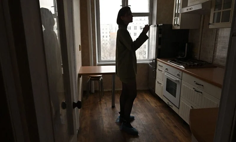 Real estate agent Anastasia Chichikina inspects an apartment for sale in Moscow on February 7, 2023. - Real estate analysts say the housing market in Russia has been on a rollercoaster ride since Russians panicked when sanctions over the country's military action in Ukraine hit and then adjusted to their new reality. First, prices spiked as home-owners sought to secure their savings when the penalties hit. Then they dropped as tens of thousands Russians opposed to the conflict and worried for their futures up and left. President Putin insists Russia is weathering the Western sanctions. A home-grown brand has replaced McDonald's and supermarkets are offering Russian-made drinks to replace foreign brands like Coca Cola, which left Russia last year. Still, Russia's economy is facing mounting problems as the West -- one year into the conflict -- is building on its sanctions program with a 10th EU package looming. Hundreds of foreign companies have exited, leaving behind emptying shopping malls, while inflation, which stands at around 12 percent, has undermined the purchasing power of Russian wages. (Photo by Yuri KADOBNOV / AFP) (Photo by YURI KADOBNOV/AFP via Getty Images)