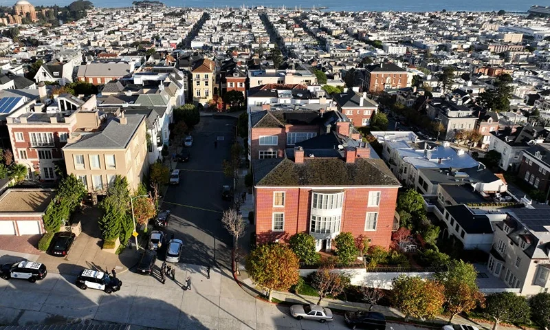 SAN FRANCISCO, CALIFORNIA - OCTOBER 28: In an aerial view, San Francisco police officers and F.B.I. agents gather in front of the home of U.S. Speaker of the House Nancy Pelosi (D-CA) on October 28, 2022 in San Francisco, California. Paul Pelosi, the husband of U.S. Speaker of the house Nancy Pelosi, was violently attacked in their home by an intruder. One arrest has been made. Speaker Pelosi was not at home at the time of the attack. (Photo by Justin Sullivan/Getty Images)