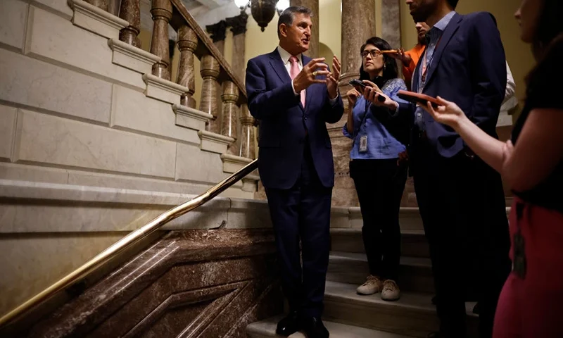 Sen. Joe Manchin (D-WV) (L) talks with reporters in between votes at the U.S. Capitol on June 01, 2023 in Washington, DC. (Photo by Chip Somodevilla/Getty Images)