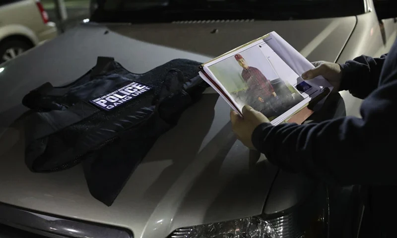 BRENTWOOD, NY - MARCH 29: U.S. federal agents prepare for an operation to arrest suspected gang members early on March 29, 2018 in Brentwood, New York. Overnight and into the morning, U.S. federal agents, led by Homeland Security Investigations (HSI), detained suspected gang members across Long Island in a surge of arrests. The actions were part of Operation Matador, a nearly year-long anti-gang effort targeting transnational gangs, with an emphasis on MS-13. (Photo by John Moore/Getty Images)