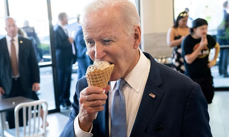 US President Joe Biden stops for ice cream at Baskin Robbins in Portland, Oregon, October 15, 2022. (Photo by SAUL LOEB / AFP) (Photo by SAUL LOEB/AFP via Getty Images)