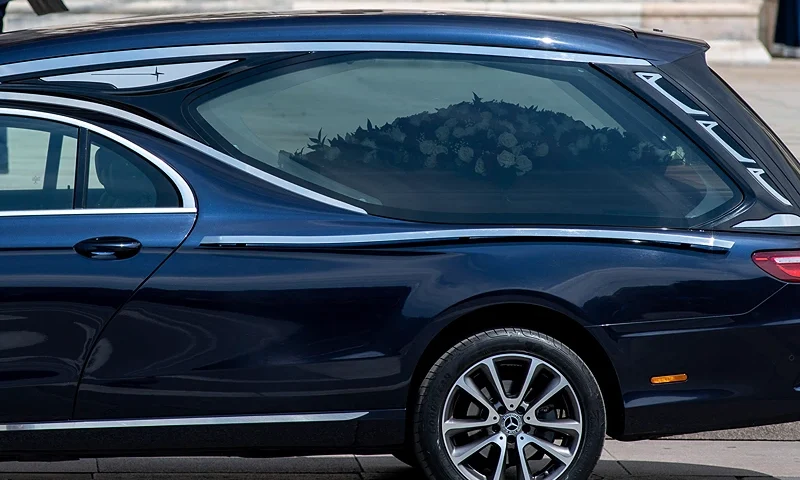 The hearse carrying the casket of former Italian premier Silvio Berlusconi arrives for his state funeral outside Milan's Duomo Gothic-era Cathedral, Italy, Wednesday, June 14, 2023. Berlusconi died at the age of 86 on Monday in a Milan hospital where he was being treated for chronic leukemia. (Claudio Furlan/LaPresse via AP)