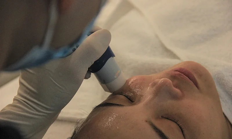 This photo taken on November 11, 2021 shows Kayla Zhang, a finance worker, receiving laser facial treatment at a beauty clinic in Shanghai. - Already popular in the West because they are less invasive and more affordable than traditional cosmetic surgery, micro-procedures -- from laser facials and fillers to thread lifts -- are fast becoming the norm in China's cities where disposable incomes have jumped in the past decade. - TO GO WITH AFP STORY cosmetics-China-lifestyle,FEATURE by Vivian LIN (Photo by LAN Lianchao / AFP) / TO GO WITH AFP STORY cosmetics-China-lifestyle,FEATURE by Vivian LIN (Photo by LAN LIANCHAO/AFP via Getty Images)