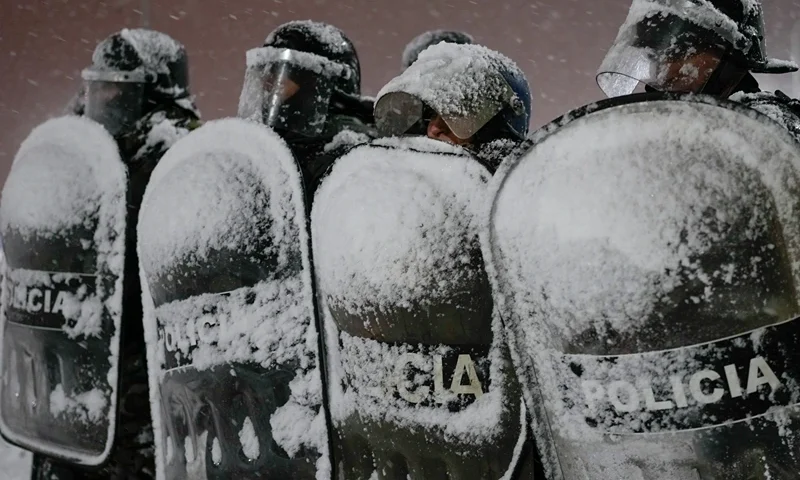 APTOPIX Argentina Security Police guard a supermarket after reports that looters tried to break into the store in Bariloche, Argentina, Wednesday, Aug. 23, 2023. (AP Photo/Natacha Pisarenko)