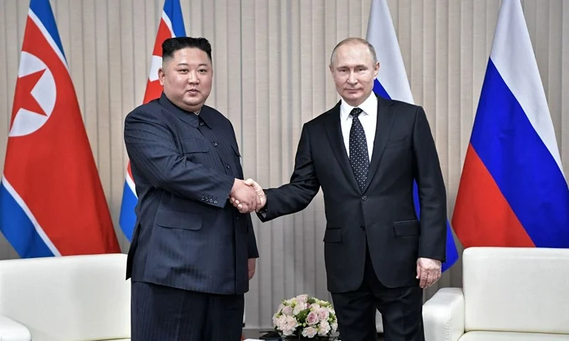 TOPSHOT - Russian President Vladimir Putin meets with North Korean leader Kim Jong Un at the Far Eastern Federal University campus on Russky island in the far-eastern Russian port of Vladivostok on April 25, 2019. (Photo by Alexey NIKOLSKY / SPUTNIK / AFP) (Photo by ALEXEY NIKOLSKY/SPUTNIK/AFP via Getty Images)
