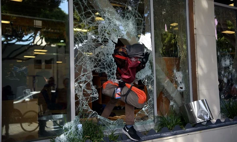 TOPSHOT - Protesters loot shops during a demonstration over the death of George Floyd at the hands of Minneapolis Police, in Santa Monica, California, on May 31, 2020. Thousands of National Guard troops patrolled major US cities after five consecutive nights of protests over racism and police brutality that boiled over into arson and looting, sending shock waves through the country. The death Monday of an unarmed black man, George Floyd, at the hands of police in Minneapolis ignited this latest wave of outrage in the US over law enforcement's repeated use of lethal force against African Americans -- this one like others before captured on cellphone vide (Photo by Agustin PAULLIER / AFP) (Photo by AGUSTIN PAULLIER/AFP via Getty Images)