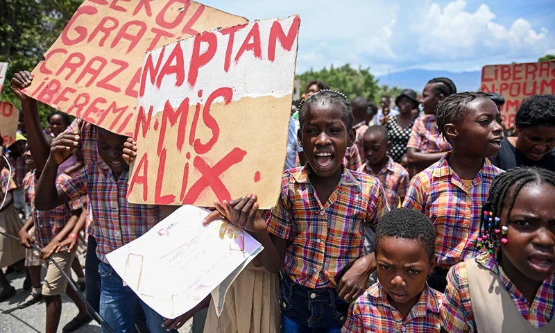HAITI-UNREST-NGO-KIDNAPPING People demonstrate to demand the release of kidnapped New Hampshire nurse Alix Dorsainvil and her daughter in the Cité Soleil neighborhood of Port-au-Prince, Haiti, August 3, 2023. An American nurse and her child have been kidnapped in Haiti, a Christian aid group said July 29, days after the US government ordered its nonessential personnel out of the impoverished Caribbean country due to spiraling insecurity. The United States on July 31 said it would support a multinational police force led by Kenya to be deployed in Haiti, including by spearheading a push for the UN Security Council to authorize the mission. (Photo by Richard PIERRIN / AFP) (Photo by RICHARD PIERRIN/AFP via Getty Images)