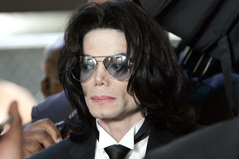 SANTA MARIA, CA - JUNE 13: Michael Jackson prepares to enter the Santa Barbara County Superior Court to hear the verdict read in his child molestation case June 13, 2005 in Santa Maria, California. After seven days of deliberation the jury has reached a not guilty verdict on all 10 counts in the trial against Michael Jackson. Jackson was charged in a 10-count indictment with molesting a boy, plying him with liquor and conspiring to commit child abduction, false imprisonment and extortion. He pleaded innocent. (Photo by Kevork Djansezian-Pool/Getty Images)