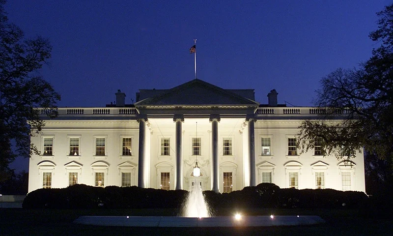 397554 01: Lights shine on the White House early in the evening November 20, 2001 in Washington, DC. U.S. President George W. Bush announced that the White House, a popular tourist destination at this time of year with its ornate holiday decorations, will be off limits to the public this holiday season due to security concerns amid the war on terrorism. (Photo by Mark Wilson/Getty Images)