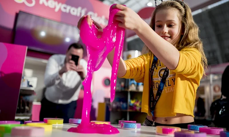 BRITAIN-BUSINESS-TOYS A child plays with Goobands slimes during the press day of the annual Toy Fair at the Olympia exhibition centre in London, on January 23, 2018. The Toy Fair is the only dedicated toy, game and hobby exhibition in the UK, featuring over 250 exhibiting companies. / AFP PHOTO / Tolga AKMEN (Photo credit should read TOLGA AKMEN/AFP via Getty Images)