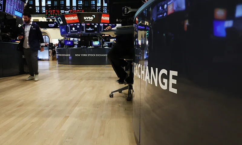 NEW YORK, NEW YORK - AUGUST 02: Traders work on the floor of the New York Stock Exchange (NYSE) on August 02, 2023 in New York City. The Dow fell over 300 points in trading following news Fitch downgraded the United States economy to AA+ from AAA late on Tuesday spooking investors and markets. (Photo by Spencer Platt/Getty Images)