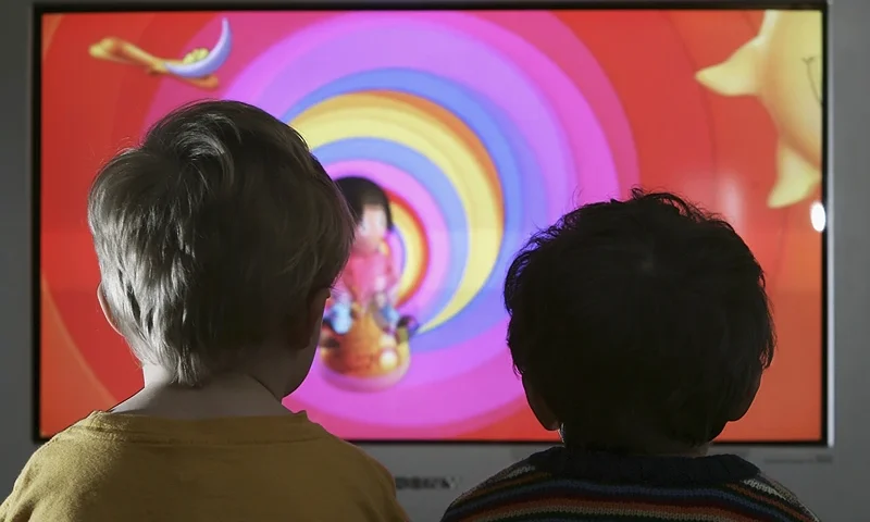 LONDON - JANUARY 27: In this photo illustration two young child watch television at home, January 27, 2005 in London, England. (Photo Illustration by Peter Macdiarmid/Getty Images)