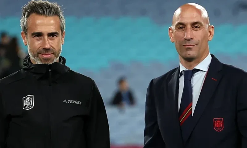 Vilda (left) stands alongside Rubiales during the Women's World Cup final. (Maddie Meyer/FIFA/Getty Images)