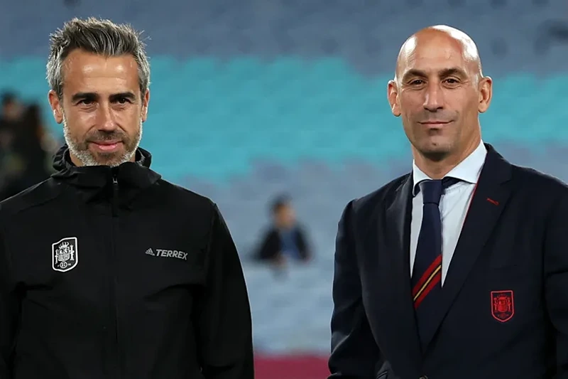 Vilda (left) stands alongside Rubiales during the Women's World Cup final. (Maddie Meyer/FIFA/Getty Images)