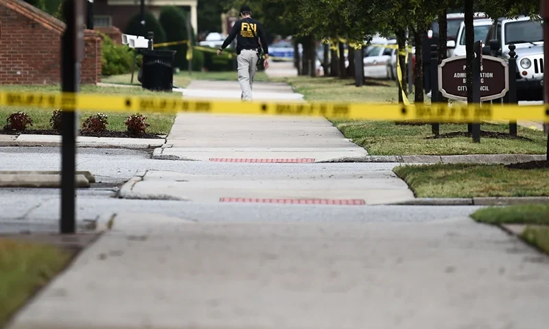 Us-crime-virginia-shooting An FBI agent work on June 1, 2019, at the scene of the mass shooting in the Virginia Beach Municipal center in Virginia, Beach, Virginia. - A municipal employee sprayed gunfire "indiscriminately" in the government building complex on May 31, 2019, police said, killing 12 people and wounding four in the latest mass shooting to rock the US. (Photo by Eric BARADAT / AFP) (Photo credit should read ERIC BARADAT/AFP via Getty Images)