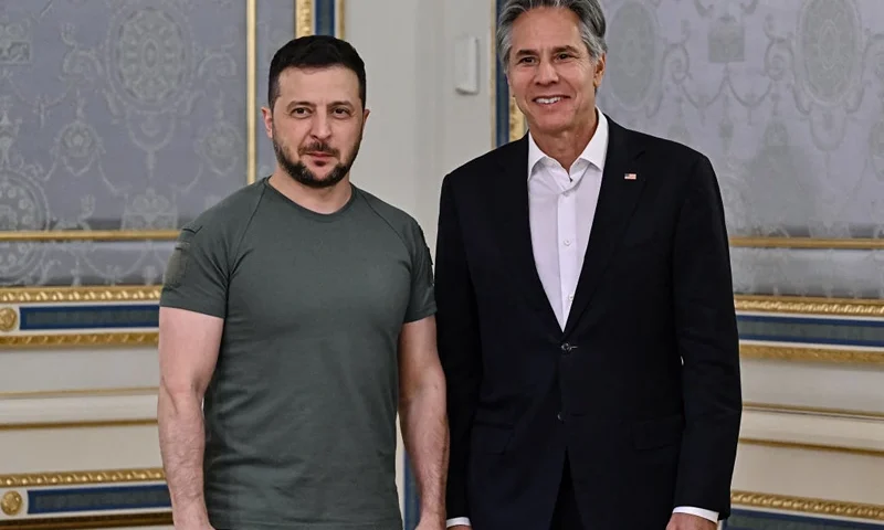 TOPSHOT - Ukrainian President Volodymyr Zelensky (L) and US Secretary of State Antony Blinken (R) pose for a photo during their meeting in Kyiv on September 8, 2022. - Secretary of State Antony Blinken on September 8, 2022 made a surprise trip to Kyiv as the United States unveiled nearly $2.7 billion in new military support to Ukraine and neighbours to face Russia. (Photo by Genya SAVILOV / POOL / AFP) (Photo by GENYA SAVILOV/POOL/AFP via Getty Images)