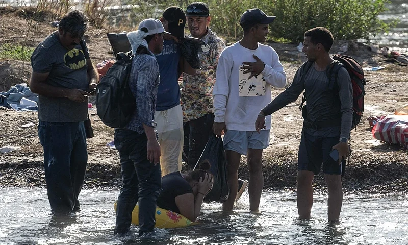 TOPSHOT - Maria Argentina (C), 32, from Honduras, reacts after her daughter Natalie Virginia (out of frame), 2, made it across the Rio Grande river but she failed to make the crossing to Eagle Pass, Texas on September 24, 2023. Dozens of migrants arrived at the US-Mexico border September 22, hoping to be allowed into the United States, with US border forces reporting 1.8 million encounters with migrants in the last 12 months. (Photo by ANDREW CABALLERO-REYNOLDS / AFP) (Photo by ANDREW CABALLERO-REYNOLDS/AFP via Getty Images)