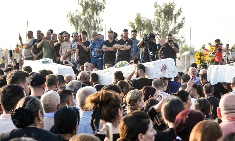 IRAQ-FIRE-FUNERAL Mourners attend the funeral of victims who were killed when a fire ripped through a crowded wedding hall in the mainly Christian northern city of Qaraqosh, also known as Hamdaniyah, on September 27, 2023. At least 100 people were killed when a fire ripped through a crowded Iraqi wedding hall, officials said, pointing to indoor fireworks as the likely cause for the blaze that sparked a panicked stampede for the exits. (Photo by Zaid AL-OBEIDI / AFP) (Photo by ZAID AL-OBEIDI/AFP via Getty Images)