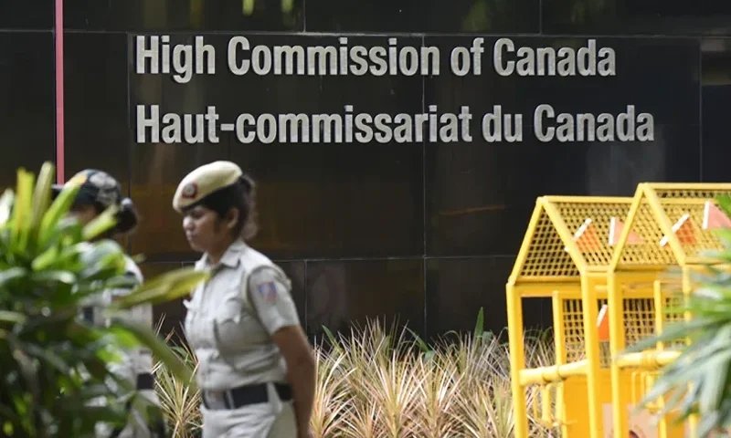 Indian police take security measures around Embassy of Canada in New Delhi NEW DELHI,INDIA -SEPTEMBER 19: Indian police take security measures around the Canadian Embassy after Canada and India mutually expelled their diplomats in New Delhi, India on September,19 2023. (Photo by Imtiyaz Khan/Anadolu Agency via Getty Images)
