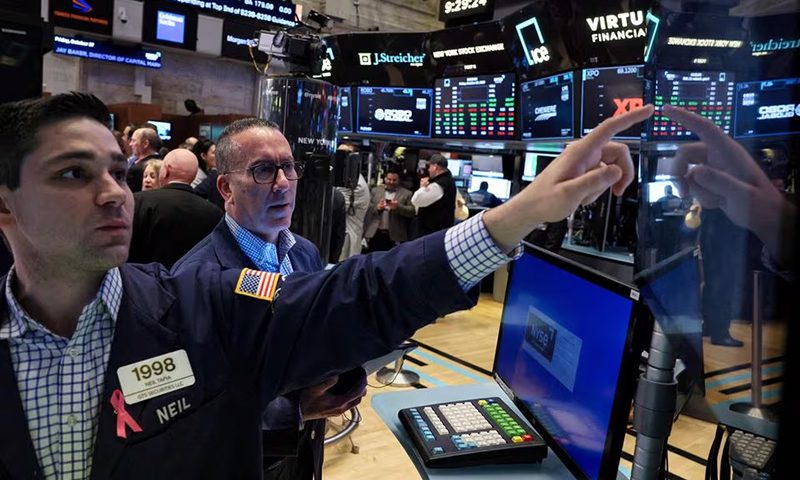 Traders work on the floor at the New York Stock Exchange (NYSE) in New York City, U.S., October 27, 2023. REUTERS/Brendan McDermid/File Photo