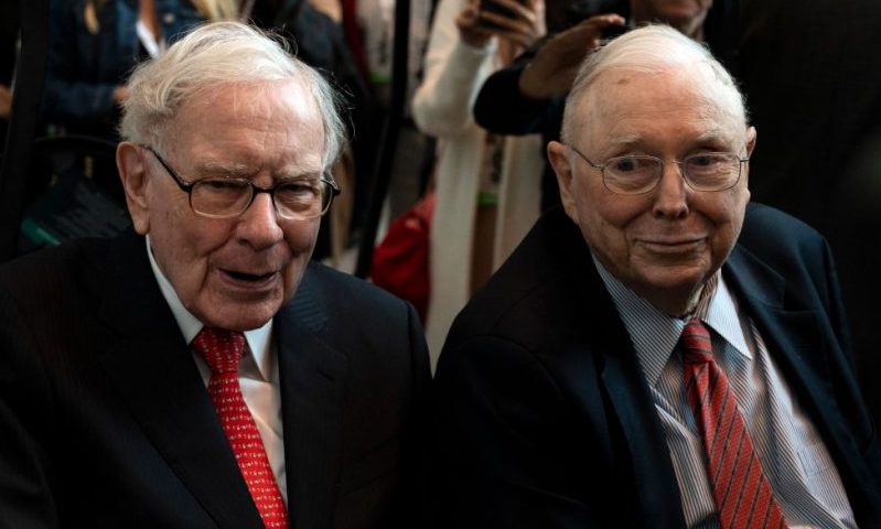 Warren Buffett (L), CEO of Berkshire Hathaway, and vice chairman Charlie Munger attend the 2019 annual shareholders meeting in Omaha, Nebraska, May 3, 2019. (Photo by Johannes EISELE / AFP) (Photo credit should read JOHANNES EISELE/AFP via Getty Images)