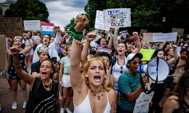 US-JUSTICE-COURT-ABORTION-PROTEST Abortion rights activists chant outside of the White House in Lafayette Park as they protest in Washington, DC, on June 26, 2022, two days after the US Supreme Court scrapped half-century constitutional protections for the procedure. Elected leaders across the US political divide rallied on June 26 for a long fight ahead on abortion -- state by state and in Congress -- with total bans in force or expected soon in half of the vast country. (Photo by Samuel Corum / AFP) (Photo by SAMUEL CORUM/AFP via Getty Images)