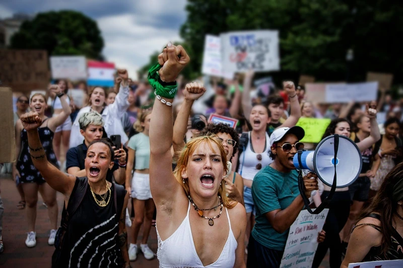 US-JUSTICE-COURT-ABORTION-PROTEST
Abortion rights activists chant outside of the White House in Lafayette Park as they protest in Washington, DC, on June 26, 2022, two days after the US Supreme Court scrapped half-century constitutional protections for the procedure. Elected leaders across the US political divide rallied on June 26 for a long fight ahead on abortion -- state by state and in Congress -- with total bans in force or expected soon in half of the vast country. (Photo by Samuel Corum / AFP) (Photo by SAMUEL CORUM/AFP via Getty Images)