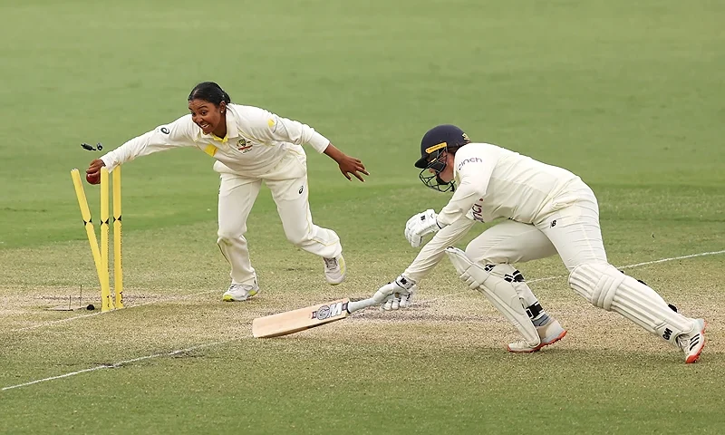 CANBERRA, AUSTRALIA - JANUARY 30: Alana King of Australia runs out Anya Shrubsole of England during day four of the Women's Test match in the Ashes series between Australia and England at Manuka Oval on January 30, 2022 in Canberra, Australia. (Photo by Mark Kolbe/Getty Images)