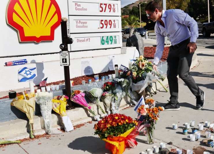 THOUSAND OAKS, CALIFORNIA - NOVEMBER 07: A person places flowers at a makeshift memorial at the site of an altercation between 69-year-old Paul Kessler, who was Jewish, and pro-Palestinian protestor on November 7, 2023 in Thousand Oaks, California. Kessler died of a head injury he sustained from falling during the confrontation at dueling Israeli and Palestinian protests on November 5. The death was ruled a homicide by the Ventura County Medical Examiner’s Office. (Photo by Mario Tama/Getty Images)