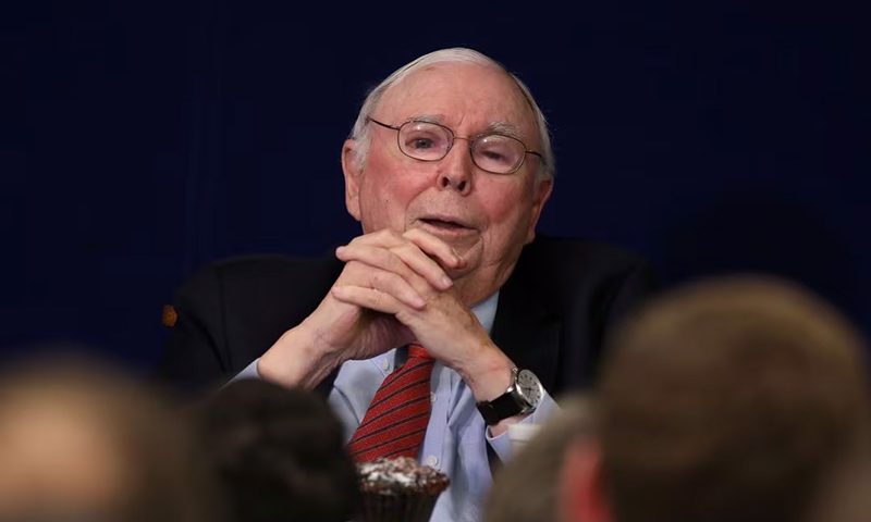 Berkshire Hathaway Inc Vice Chairman Charles Munger speaks at the Daily Journal annual meeting in Los Angeles, U.S., February 15, 2017. REUTERS/Lucy Nicholson/File Photo