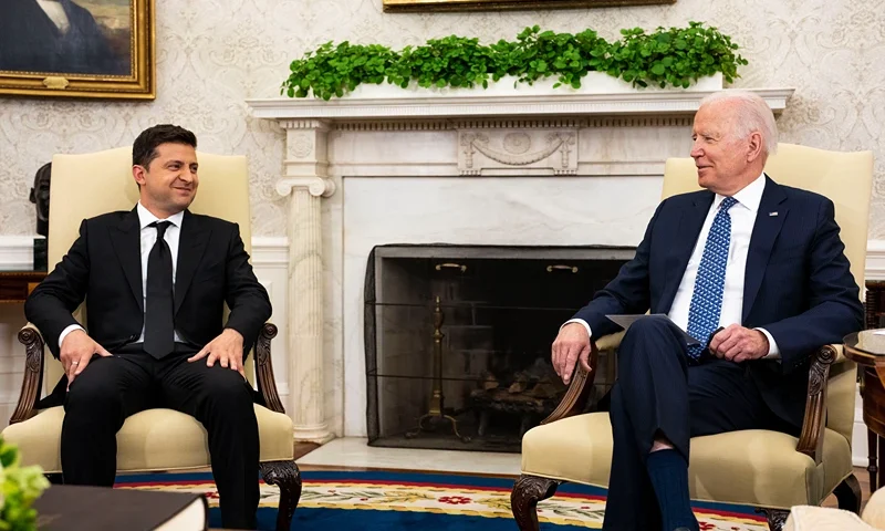 WASHINGTON, DC - SEPTEMBER 01: Ukrainian President Volodymyr Zelensky (L) meets with U.S. President Joe Biden in the Oval Office at the White House on September 01, 2021 in Washington, DC. This was the two leaders' first face-to-face meeting and the first by a Ukrainian leader in more than four years. (Photo by Doug Mills-Pool/Getty Images)