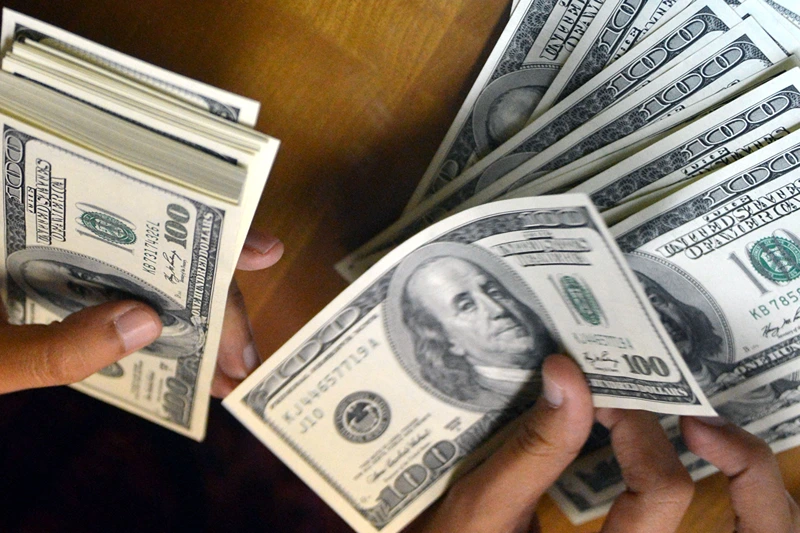 INDONESIA-BANK-RATE
An employee counts USD notes at a money change outlet in Jakarta on June 14, 2013. Indonesia's central bank unexpectedly hiked interest rates for the first time in more than two years as it seeks to boost confidence in the rupiah after the currency fell to a four-year low. AFP PHOTO / Bay ISMOYO (Photo credit should read BAY ISMOYO/AFP via Getty Images)