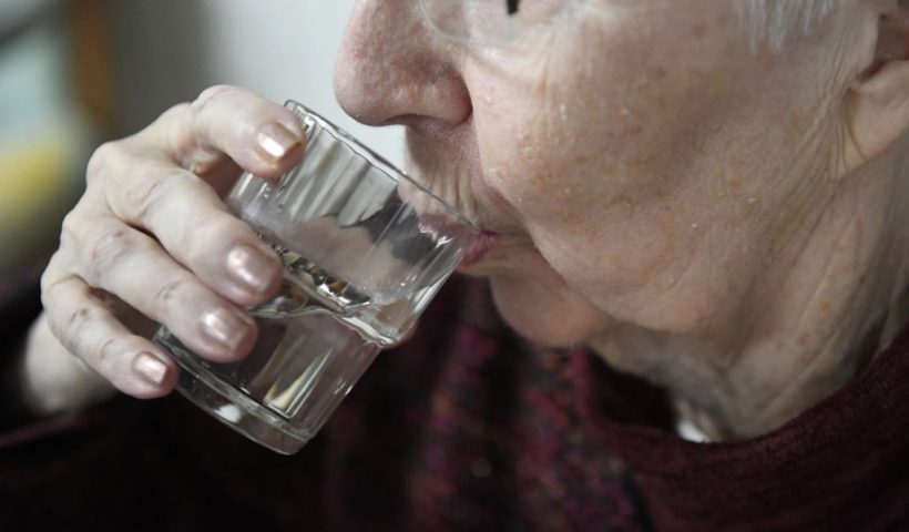 An old person drinks a glass of water in a retirement home on June 19, 2017 in Quimper, western France, as Meteo France has placed 16 departments on orange alert for heatwaves on June 19, 2017 in Nantes, western France. (Photo by Fred TANNEAU / AFP) (Photo by FRED TANNEAU/AFP via Getty Images)