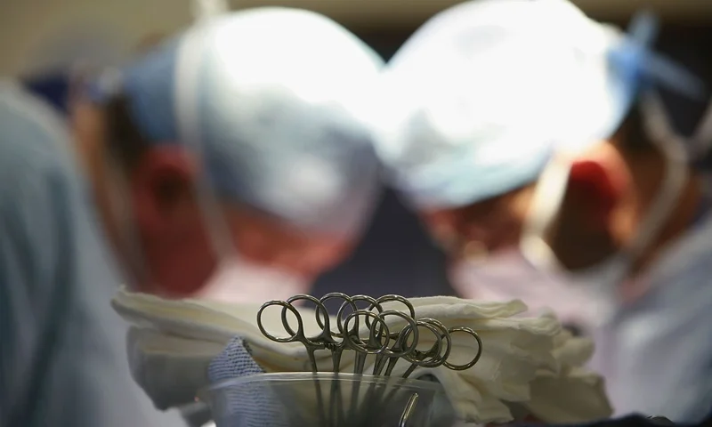 NHS Healthcare Organisation Looks To The Future BIRMINGHAM, UNITED KINGDOM - JUNE 14: Surgeons at The Queen Elizabeth Hospital Birmingham conduct an operation on June 14, 2006, Birmingham, England. Senior managers of the NHS have said that the organisation needs to become more open in the future. (Photo by Christopher Furlong/Getty Images)