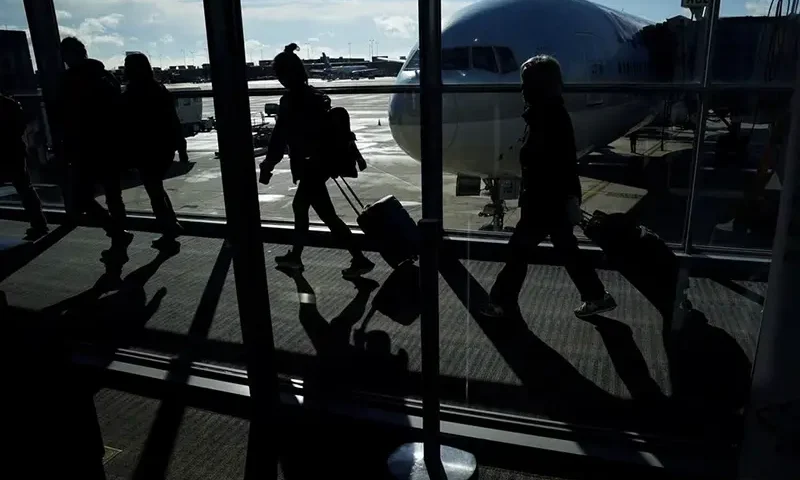 Passengers make their way through the terminal as they travel ahead of the Thanksgiving holiday at Washington Dulles International Airport in Dulles, Virginia, U.S., November 22, 2023. REUTERS/Kevin Lamarque/File Photo