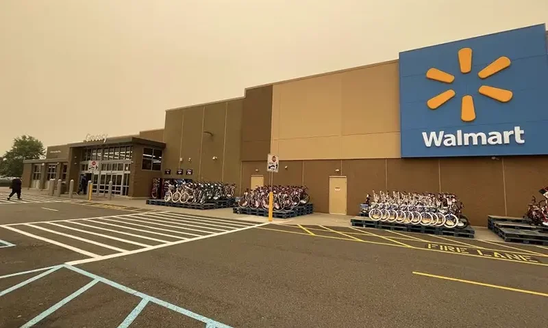 View of Walmart's newly remodeled Supercenter, in Teterboro, New Jersey, U.S., June 7, 2023. REUTERS/Siddharth Cavale/File Photo