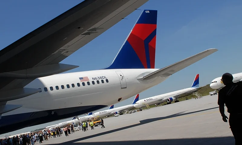 ATLANTA - APRIL 30: An employee helps direct a Boeing 757 after Delta Airlines' emergence from bankruptcy at Hartsfield Jackson International Airport April 30,2007 in Atlanta, Georgia. The 757 sports new branding that will appear on more than 900 planes, at airports and on advertising. (Photo by Barry Williams/Getty Images) 757