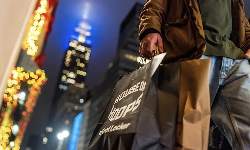 A man carries his shopping bags during the holiday season in New York City, U.S., December 10, 2023. REUTERS/Eduardo Munoz/File Photo