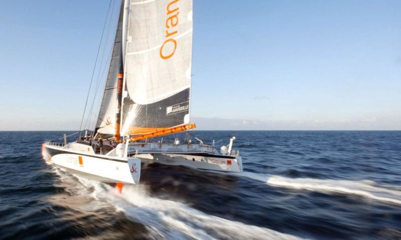 le maxi-catamaran "Orange II", skippé par le Français Bruno Peyron, navigue aux allures de grand largue le 18 février 2004 au large de l'île d'Ouessant, après avoir passé la ligne de départ du "Trophée Jules Verne", tour du monde en équipage à la voile sans escale. Bruno Peyron, avec l'aide de ses 14 membres d'équipage, tente de battre le record de la course qu'il détient depuis le 05 mai 2002 en 64 jours 8 heures 37 minutes et 2' secondes. AFP PHOTO MARCEL MOCHET (Photo by MARCEL MOCHET / AFP) (Photo by MARCEL MOCHET/AFP via Getty Images)