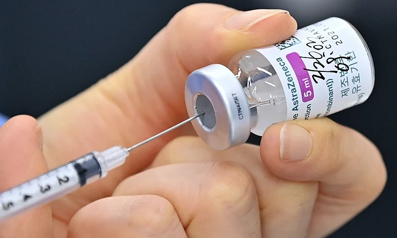 SEOUL, SOUTH KOREA - FEBRUARY 26: A nurse fills a syringe with the AstraZeneca Covid-19 vaccine at Dobong health care center on February 26, 2021 in Seoul, South Korea. South Korea started its Covid-19 coronavirus vaccination program today with AstraZeneca's vaccine for 785,000 medical workers and those who under the age of 65 at nursing homes. (Photo by Jung Yeon-Je-Pool/Getty Images)
