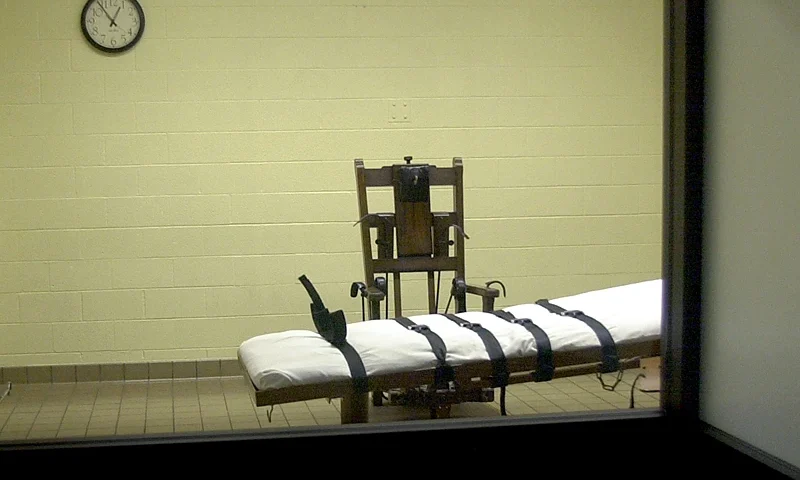 393846 05: A view of the death chamber from the witness room at the Southern Ohio Correctional Facility shows an electric chair and gurney August 29, 2001 in Lucasville, Ohio. The state of Ohio is one of the few states that still uses the electric chair, and it gives death row inmates a choice between death by the electric chair or by lethal injection. John W. Byrd, who will be executed on September 12, 2001, has stated that he will choose the electric chair. (Photo by Mike Simons/Getty Images)
