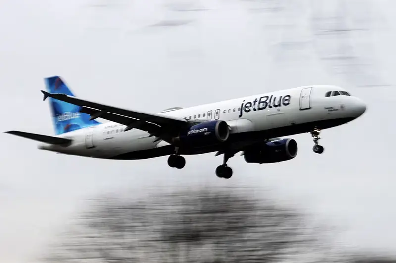 A JetBlue Airways jet comes in for a landing after flights earlier were grounded during an FAA system outage at Laguardia Airport in New York City, New York, U.S., January 11, 2023. REUTERS/Mike Segar/File Photo