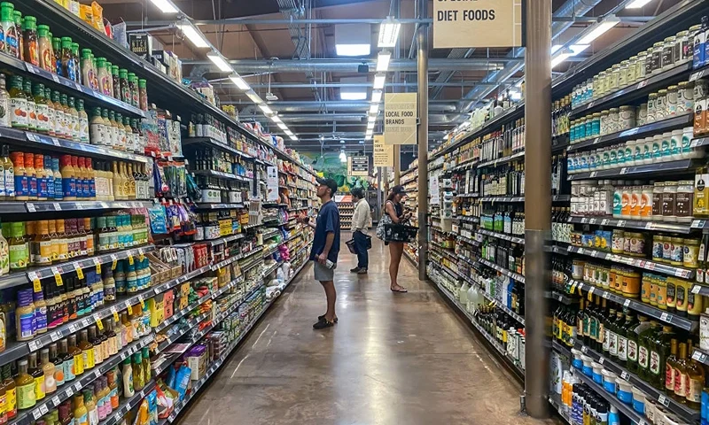 People shop at a supermarket in Santa Monica, California, on September 13, 2022. - US annual inflation slowed slightly in August, largely thanks to falling gasoline prices -- but likely not enough to satisfy the Federal Reserve and President Joe Biden, as high prices continue inflicting pain on Americans. (Photo by Apu GOMES / AFP) (Photo by APU GOMES/AFP via Getty Images)