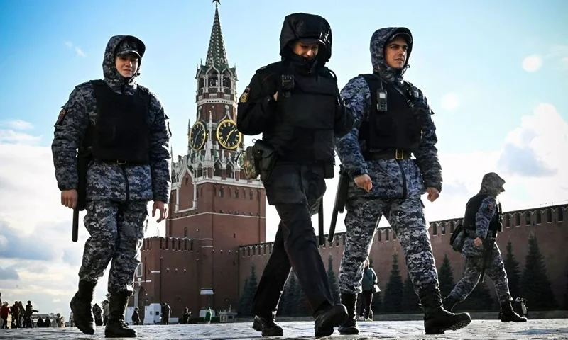 TOPSHOT - Police and the Russian National Guard (Rosgvardia) servicemen patrol Red Square in front of the Spasskaya tower of the Kremlin in Moscow on October 24, 2022, as part of security reinforcement measures. (Photo by Alexander NEMENOV / AFP) (Photo by ALEXANDER NEMENOV/AFP via Getty Images)